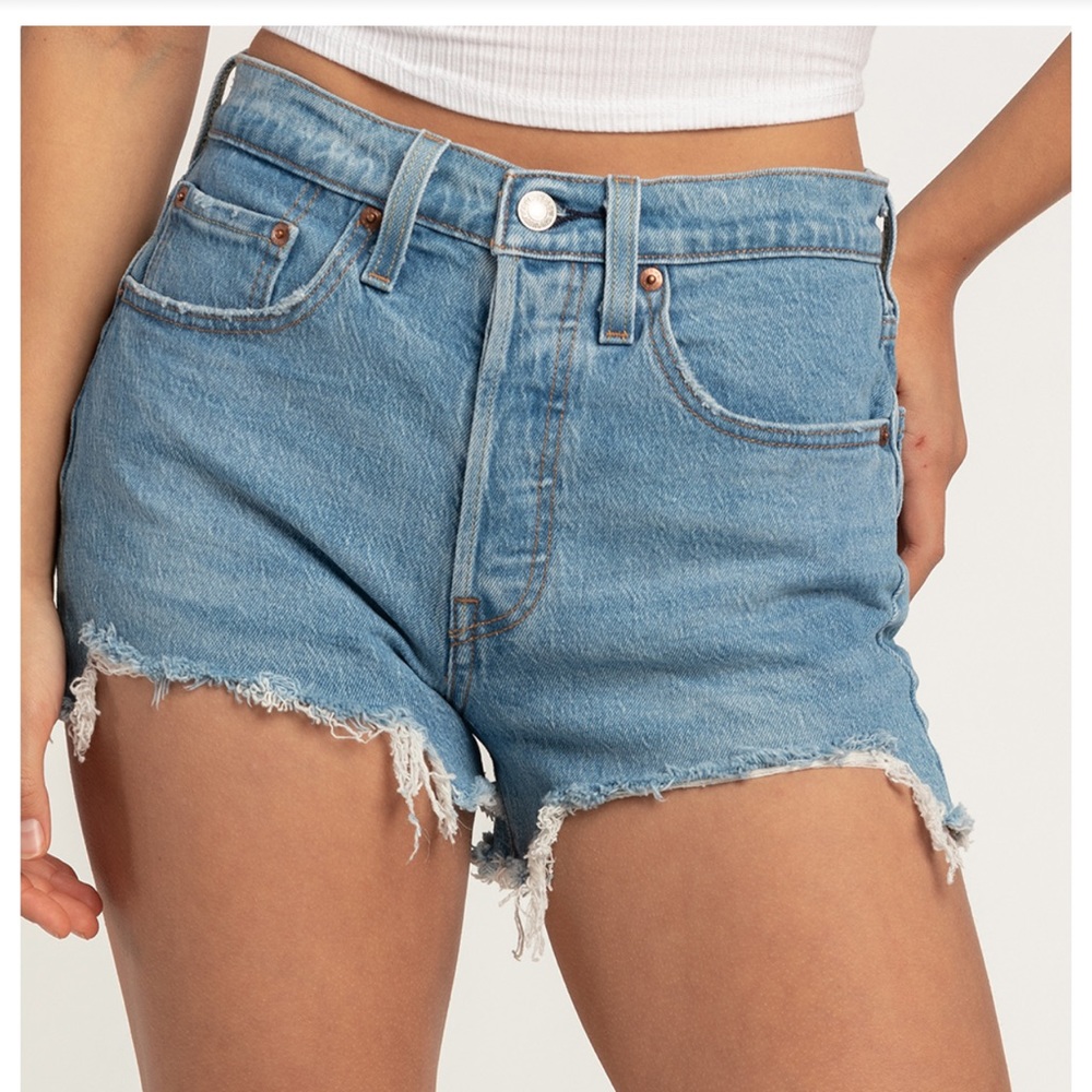 Levi’s Frayed 501 cotton shorts - Picture 3 of 5